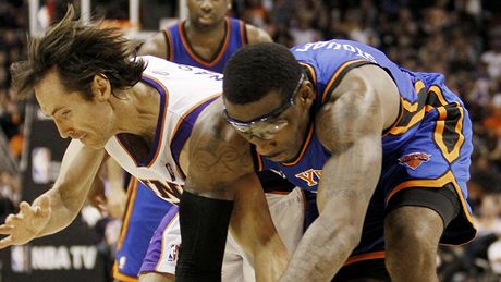 Amar´e Stoudemire (vpravo) z NY Knicks v souboji se Stevem Nashem z Phoenixu Suns.