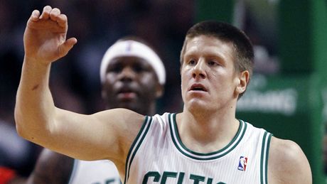 Luke Harangody z Bostonu Celtics slaví svou trefu.