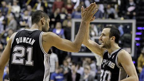 Tim Duncan (vlevo) a Manu Ginóbili ze San Antonia Spurs.