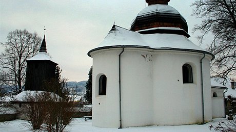 Rotundu obklopuje starý hbitov s pozstatky náhrobních kamen