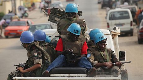 Mírové síly OSN v ulicích Abidanu. V zemi je asi 8 tisíc takzvaných modrých pileb (4. ledna 2011)