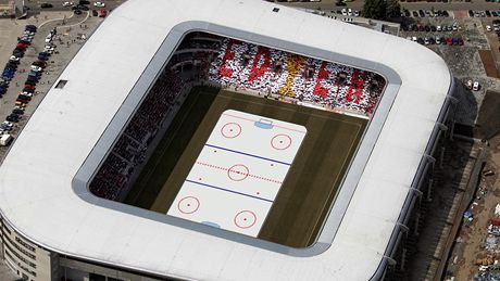 Hokejové kluzit na fotbalovém stadionu v praském Edenu. Ilustaní foto