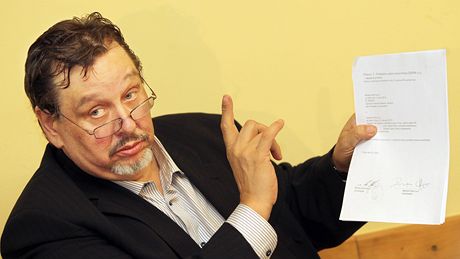Milan Janík ukazuje smlouvu se spoleností Centra. (5. listopadu 2011)