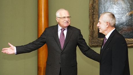 Styl Václava Klause: antracitový oblek, bílá koile, kravata s puntíky. Pijemná elegance