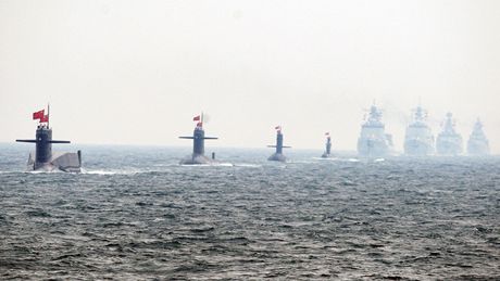 Čínská námořní flotila při oslavách 60. výročí založení Čínské lidové osvobozenecké armády (23. dubna 2009) 