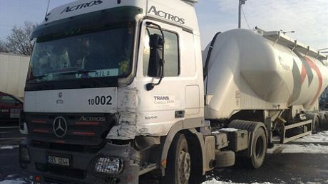 Nehoda nákladního auta s autobusem v Praze
