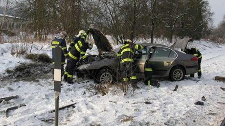 Sráka auta s motorovým osobním vlakem v Kostelci nad Orlicí