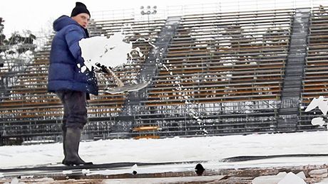 Likvidace ledu z plochodráního stadionu ve Svítkov, kde se hrál hokej