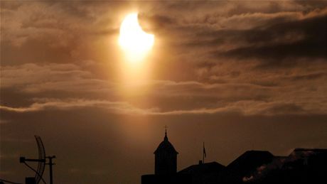 Zatmní slunce nad brnnským hradem pilberkem. (4. leden 2011)