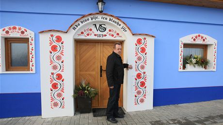 Starosta Boetic Václav Surman by chtl sklepm v Kraví hoe vrátit tradiní barvy a malby. Fasádu vlastního sklípku u si vymaloval.