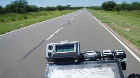 �a motorce musí závodník vlo�it itinerá� do speciálního p�evíje�e.