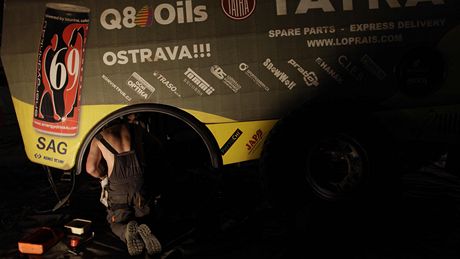 Lopraisv mechanik Radim Pustjovský pi údrb kamionu Tatra po 2. etap Dakaru 2011.