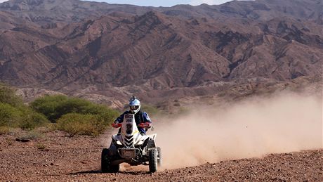 Tomas Maffei z Argentiny se tykolkou ve 4. etap Rallye Dakar 2011.