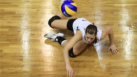 Královo pole - CSKA Sofia; Pavla Rozkydálková po neúsp�ném zásahu skon�ila na palubovce.