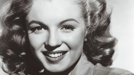 Marilyn Monroe - jet pod pvodnm jmnem Norma Jeane Bakerov v roce 1947 (foto z knihy Marilyn v textech, fotografich a psnch)