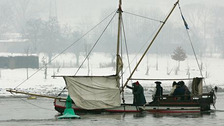 Zmenená replika devné pirátské lodi s dobov obleenou posádkou se plavila po Labi.