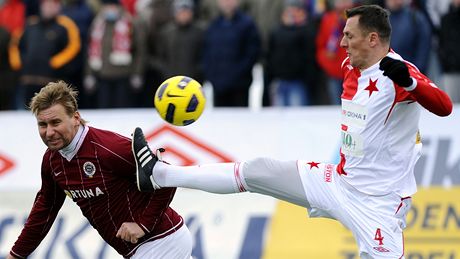 JAKO ZA STARÝCH �AS�. Takovýhle souboj je k vid�ní u� jen v Silvestrovském derby: vlevo spar�an Horst Siegl, vpravo slávista Lubo� Kozel.