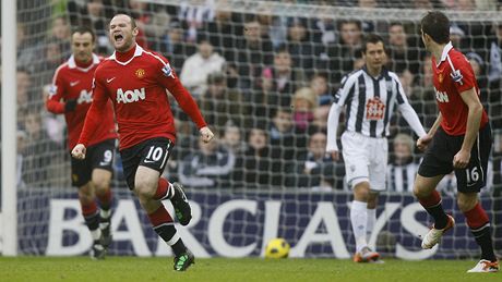 GÓLOVÁ RADOST. Wayne Rooney z Manchesteru United (s íslem 10) se raduje z gólu, který práv vstelil.