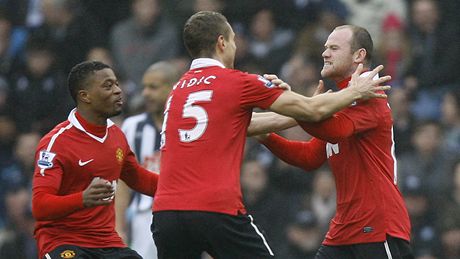 SLAVÍCÍ ÁBLOVÉ. Hrái Manchesteru United se radují ze vstelené branky. Vpravo autor gólu, Wayne Rooney.