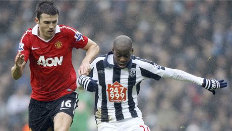 SOUBOJ. Michael Carrick z Manchesteru United (vlevo) bojuje o mí s Youssoufem Mulumbuou z týmu West Bromwich Albion.