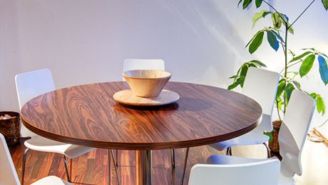 Dřevo se opakuje na stolové desce i na podlaze