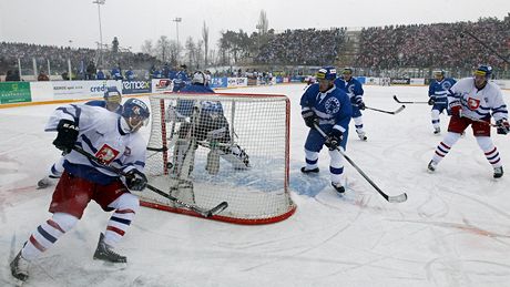 ZÁPAS POD IRÝM NEBEM. Takhle v roce 2011 picházel branká Jií Trvaj do improvizované arény, nad kterou se klenula edivá obloha.  