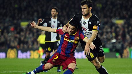 Barcelonský David Villa (vlevo) se snaí odpoutat od Miguela Robusteho.