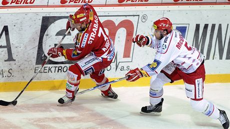 Zleva Petr Kadlec ze Slavie a Bryan McGregor z T�ince.