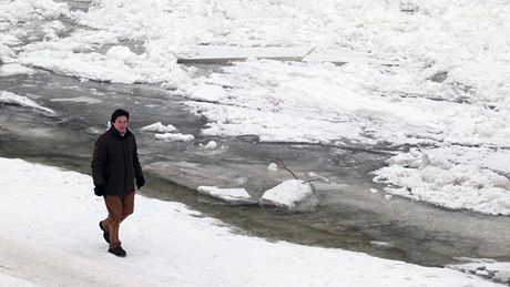 Berounku v ernoicích zablokovaly ledové kry. Hrozí záplavy