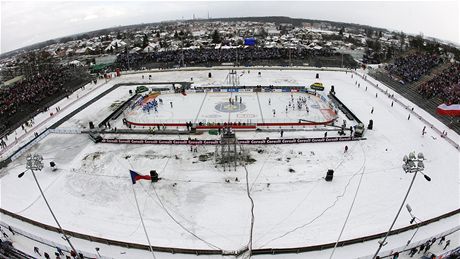 Hokejové hřiště pod širým nebem na plochodrážním stadionu ve Svítkově u Pardubic.