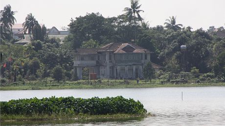 Vila Su Ťij na břehu rangúnského jezera Inya je dobře vidět z protějšího zábavního poloostrova