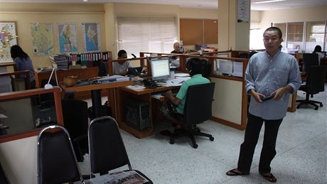 Moderní newsroom exilového webu Irrawaddy  