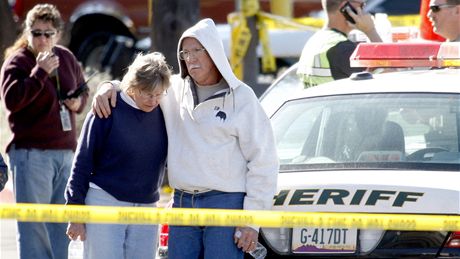 Obyvatelé Tucsonu postávají na místě, kde útočník postřelil kongresmanku Giffordsovou (8. ledna 2010)