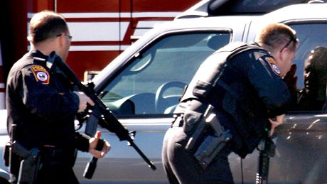Policisté tsn po stelb na kongresmanku kontrolují okolí (8. ledna 2010)