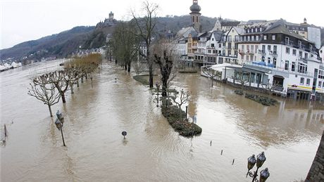 Zaplavená promenáda msta Cochem na ece Mosele (9. ledna 2010)