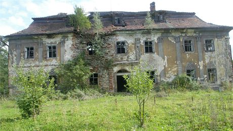 Zchátralý zámek v Ropici u Tince (snímek ze záí 2006).