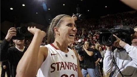 Jeanette Pohlenová z univerzity Stanford slaví výhru nad soupekami z UConnem, kterému skonila rekordní série úspch