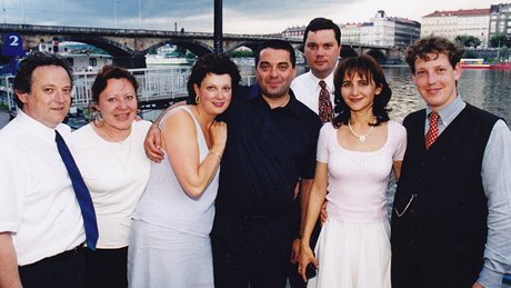 Stanislav Gross slavil promoci v �ervnu 1999 se svými nejbli��ími � poradcem Ji�ím Martinkem (první zleva), p�ítelem Pavlem Muselou (�tvrtý zleva) a kamarádem Robertem Sýkorou.