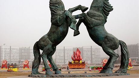 A absurdn monumentální se zdá koské sousoí na námstí Kangbai v mst Ordos