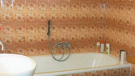 Majitelé se rozhodli pro kompletní rekonstrukci vyslouilé koupelny v rodinném dom