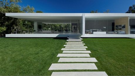 Glass Pavilion House zámrn pipomíná stavbu Farnsworth House od Ludwiga Miese van der Rohe