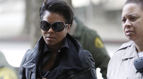 Sestra zesnulho zpvka Michaela Jacksona Janet pichz k soudu s jeho lkaem (12. ledna 2010)