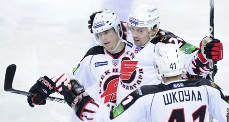 Radost hokejist Omsku. Zleva ervenka, Kulja a koula
