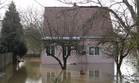 Rozvodněná Mže zatopila  rodinné domy v Plzni Radčicích