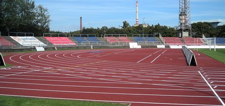 Atletické sektory stadionu ve truncových sadech v Plzni