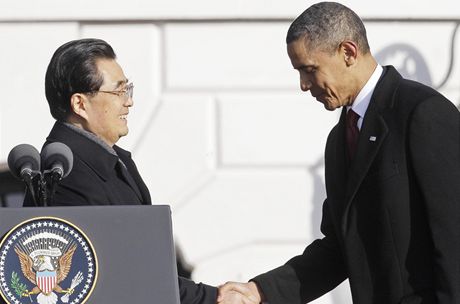 Americký prezident si podává ruku s prezidentem íny Chu in-tchaem