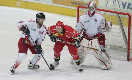 Martin Vyrbalík (vlevo) v utkání s Hradcem Králové.