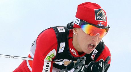 Marit Björgenová na trati Svtového poháru ve sprintu na lyích ve Vesci