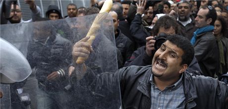 Protesty v ulicích Tunisu proti nové vlád (18. ledna 2011)