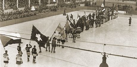 Slavnostní nástup úastník hokejového mistrovství svta v roce 1938 v Praze na tvanici.